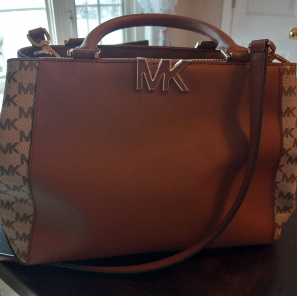 Michael kors purse - Picture 1 of 8